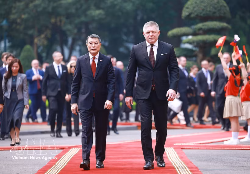 Prime Minister Le Minh Hung (left) presides over an official welcome ceremony for Slovak Prime Minister Robert Fico at the Presidential Palace in Hanoi on April 13 morning. (Photo: VNA)