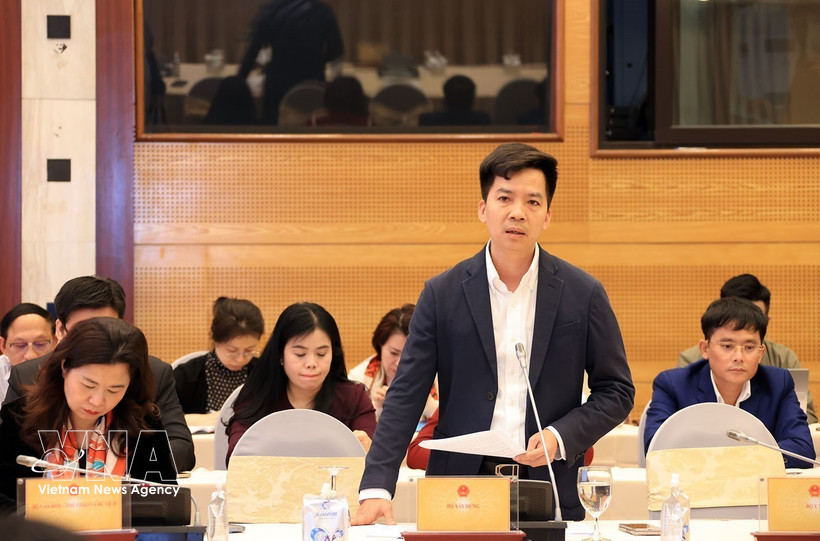 A representative of the Ministry of Construction answers questions from reporters at news agencies and media outlets. (Photo: VNA)