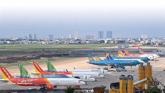 Fuel surcharge adjustments are seen as a short-term solution to cope with cost volatility. (Photo: VNA)