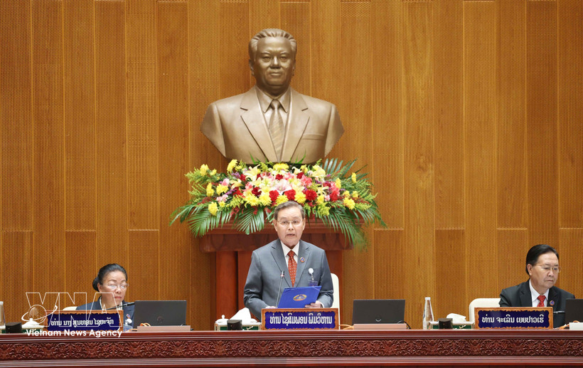 Politburo member and President of Laos’ ninth National Assembly Xaysomphon Phomvihane delivers the opening address at the session. (Photo: VNA)