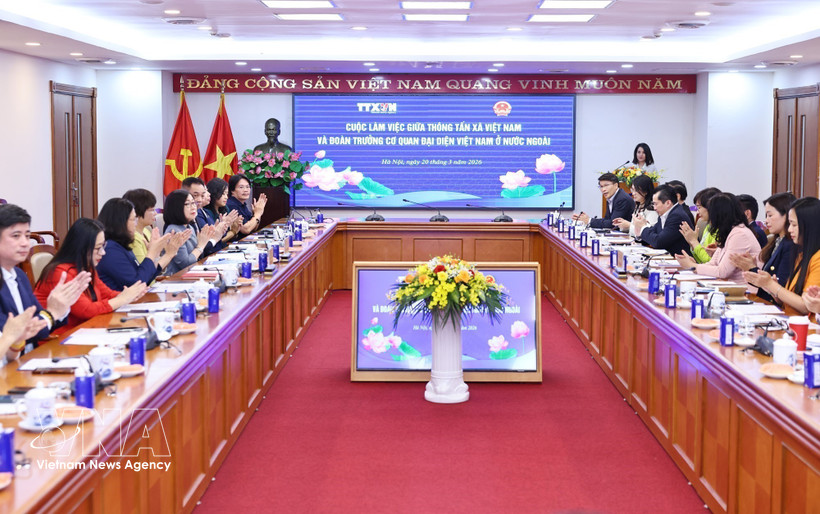 The working session between the leadership of the Vietnam News Agency and heads of Vietnam’s overseas representative missions on March 20. (Photo: VNA)