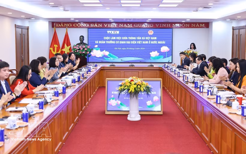 The working session between the leadership of the Vietnam News Agency and heads of Vietnam’s overseas representative missions on March 20. (Photo: VNA)