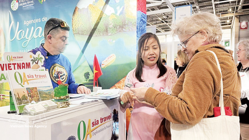 French tourists learn about Vietnamese tourism at the 49th World Travel Fair held in Paris (Photo: VNA)