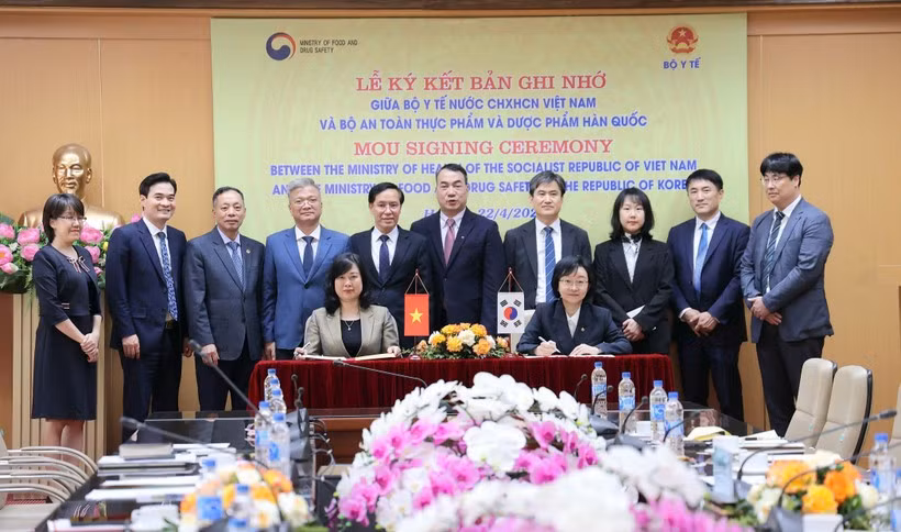 Vietnam and the Republic of Korea sign a memorandum of cooperation in the fields of health care, pharmaceuticals and high technology. (Photo: VietnamPlus)