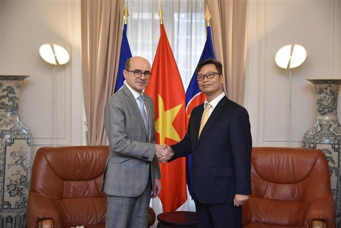 Vietnamese Ambassador to France Trinh Duc Hai (R) meets with Mathieu Carmona, Deputy Director of State Protocol at the French Ministry for Europe and Foreign Affairs, in Paris on February 7, 2026. (Photo; VNA)