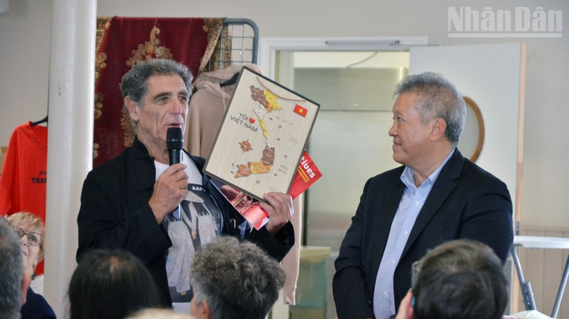 Gilbert Tenèze, head of the France – Vietnam Friendship Association chapter in Eure-et-Loir province (l), shares his thoughts on solidarity and friendship with Vietnam at a celebration honouring the solidarity and friendship between the people of France and Vietnam, held on October 11, 2025 in the village of Voves in Les Villages Vovéens commune, Eure-et-Loir province, in central France. (Photo: nhandan.vn)