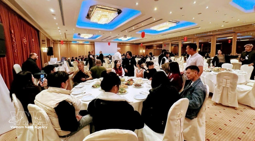 At the gathering of Vietnamese workers in Nitsiakos company to celebrate the Lunar New Year (Tet). (Photo: The Courtesy of the Vietnamese Embassy in Greece)