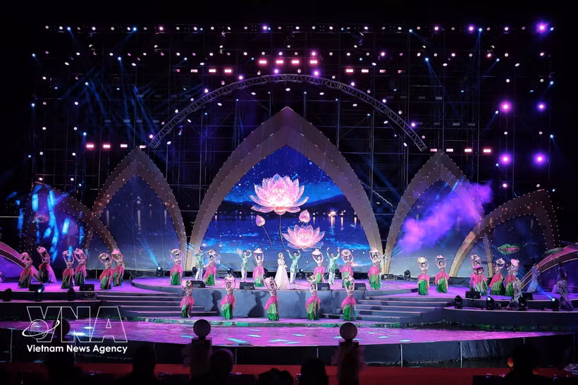 An art performance at the opening of the Hanoi Lotus Festival 2026 (Photo: VNA)