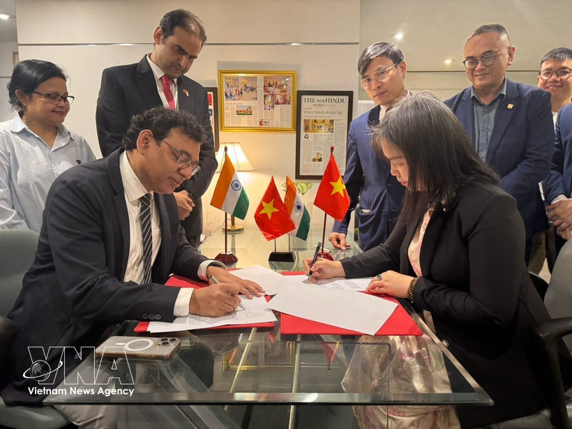 VINASA Vice Chairwoman and Secretary General Nguyen Thi Thu Giang (right) and SEPC General Director Abhay Sinha sign the MoU on cooperation in New Delhi on March 25. (Photo: VNA)
