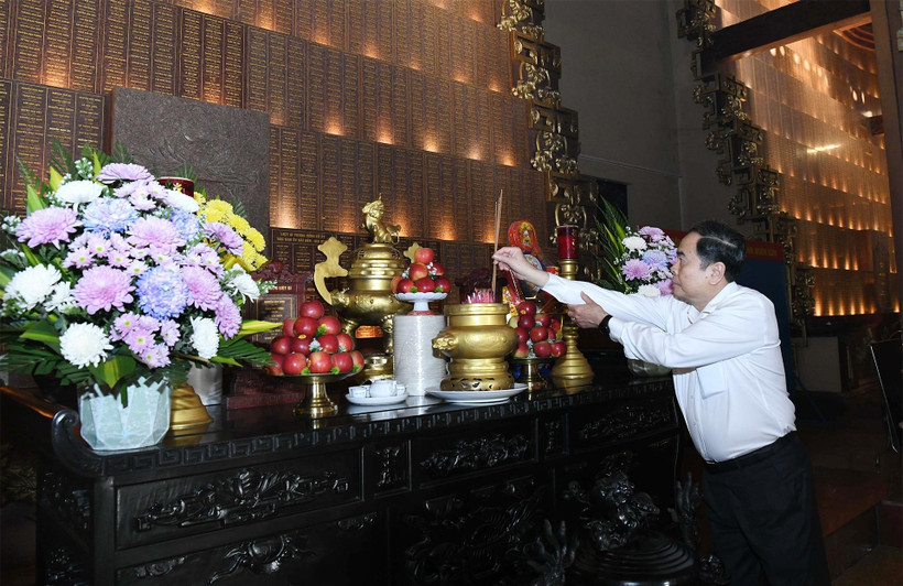 National Assembly Chairman Tran Thanh Man offers flowers and incense to heroic martyrs at the Ben Duoc Martyrs Memorial Temple in Cu Chi commune, Ho Chi Minh City (Photo: daibieunhandan.vn)