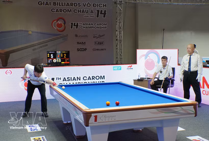 Men’s three-cushion carom defending champion Cho Myung Woo of the Republic of Korea (left) competes against Yoneyama Satoru of Japan in Group A at the 14th Asian Carom Championship. (Photo: VNA)