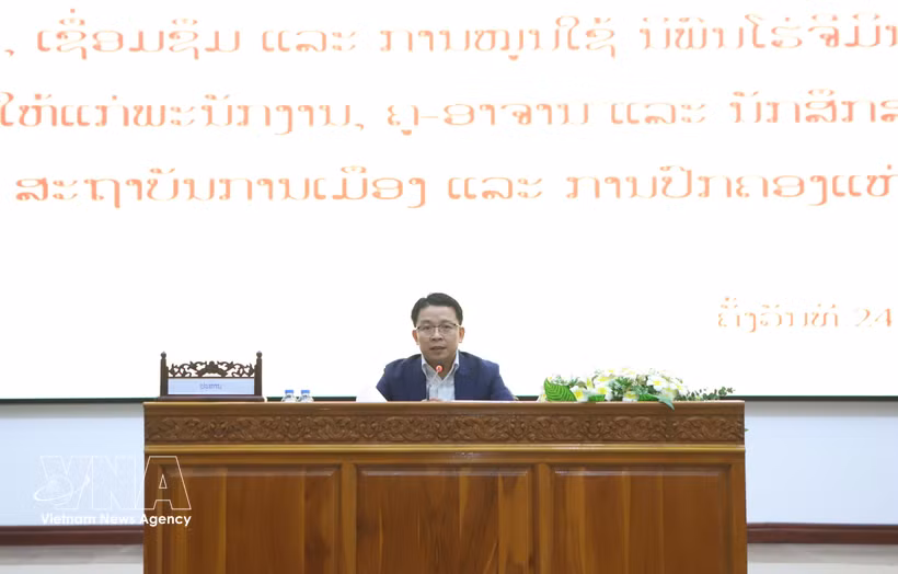 Assoc. Prof. Dr. Daosavan Kheuamixay, Deputy Secretary of the Party Committee and Vice President of the Lao National Academy of Politics and Administration, introduces content of the complete works of Ho Chi Minh at the conference (Photo: VNA)