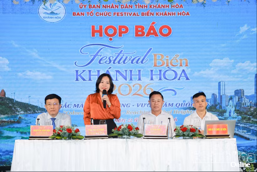 Representatives from Khanh Hoa province's departments and agencies at the press conference on June 22 (Photo: Khanh Hoa newspaper)
