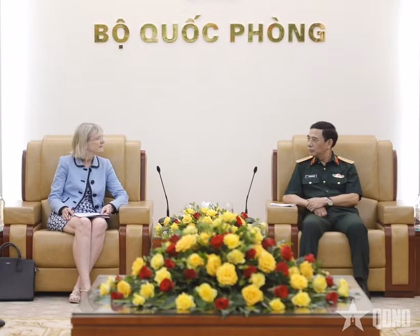 Deputy Prime Minister and Minister of National Defence General Phan Van Giang (R) and Australian Ambassador to Vietnam Gillian Bird at their meeting in Hanoi on July 29, 2026. (Photo: VNA)