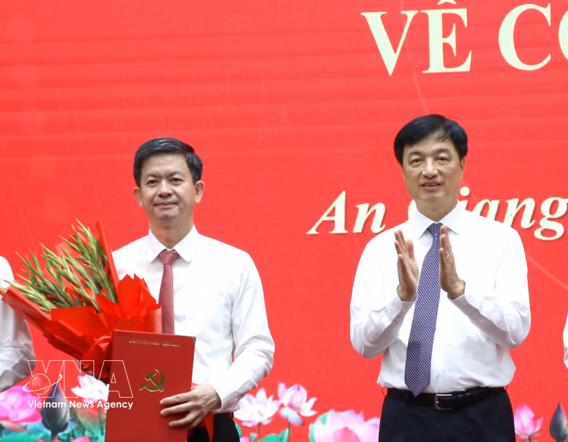 Head of the Party Central Committee's Organisation Commission Nguyen Duy Ngoc hands over the decision to Le Quang Tung (left) (Photo: VNA)
