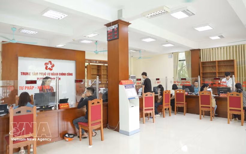 Local residents conduct procedures at the Public Administrative Service Centre of Vinh Yen ward, Phu Tho province. (Photo: VNA)