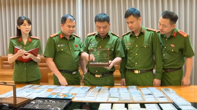 Police examine seized evidence. (Photo courtesy of Thanh Hoa province's Department of Public Security)
