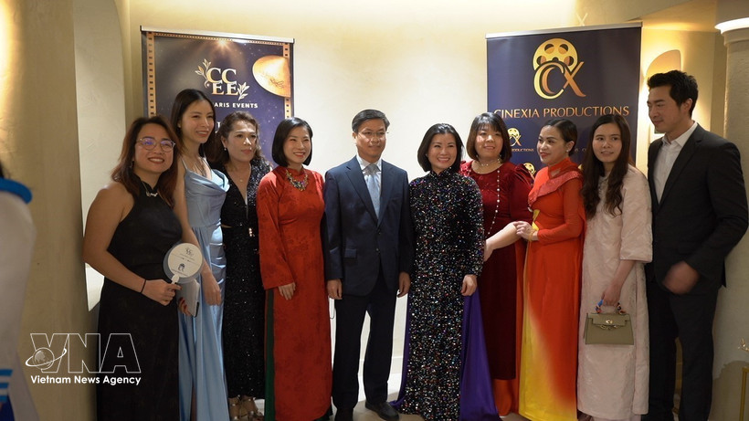 Director of the Vietnam Cultural Centre in France, Dinh Ngoc Duc (fifth from the left), poses for a group photo with members of the organising committee of the "Cinema Night - Bridge of Light". (Photo: VNA)