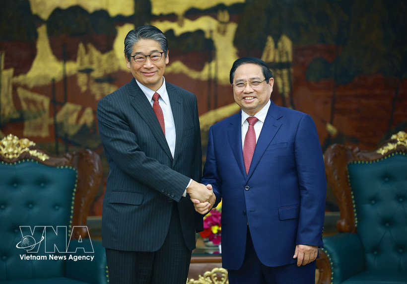 Prime Minister Pham Minh Chinh (right) receives Japanese Ambassador to Vietnam Ito Naoki on March 17. (Photo: VNA)