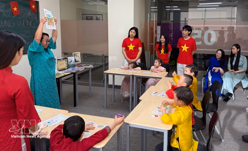 A teacher of the Canada–Vietnam Cultural and Educational Council (CVCEC) uses vivid images to illustrate the Vietnamese language. (Photo: VNA)