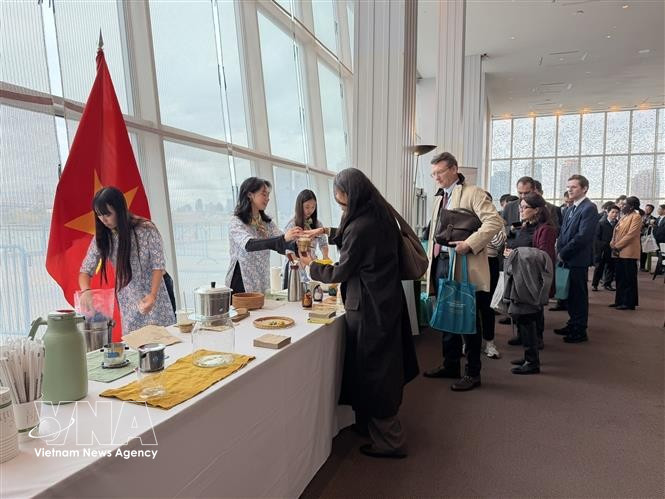 International visitors gather at a Vietnamese coffee stand during an event held at the United Nations headquarters. (Photo: VNA)