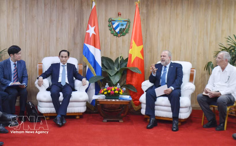 At the meeting between Politburo member and Minister of Foreign Affairs Le Hoai Trung (L) - Special Envoy of General Secretary of the Communist Party of Vietnam (CPV) Central Committee and State President To Lam - and Cuban Prime Minister Manuel Marrero Cruz (Photo: VNA)