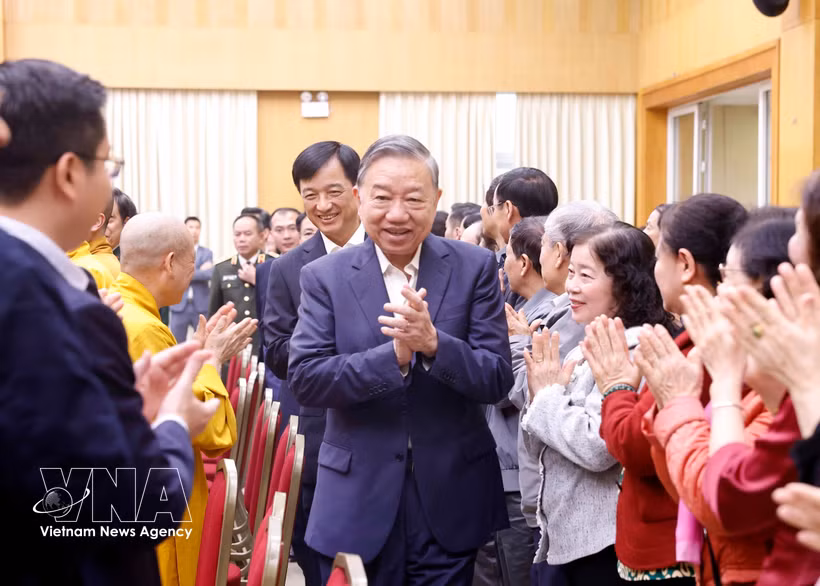 General Secretary of the Communist Party of Vietnam Central Committee To Lam (C) attends the meeting with Hanoi voters (Photo: VNA)