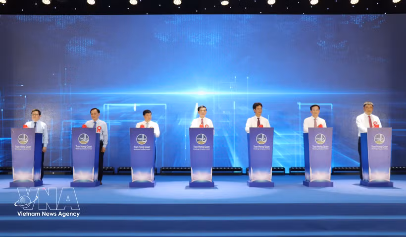 At the ceremony to unveil Vietnam’s first aluminum ingot products at the Nhan Co Industrial Park in Lam Dong province on July 26. (Photo: VNA)