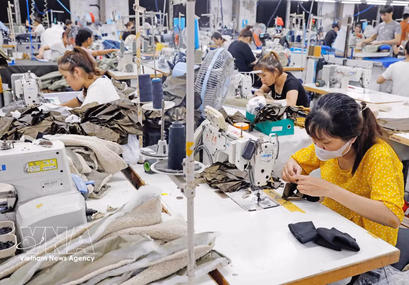 Marnufacturing garments for export at Hung Yen Jute and Garment Joint Stock Company. (Photo: VNA)