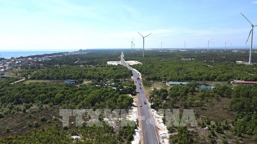 The Quang Tri coastal road project, spanning nearly 55km, is among key projects with regional connectivity that play an important role in promoting socio-economic development in the central province of Quang Tri. The project is expected to be completed by the end of 2026.(Photo: VNA)
