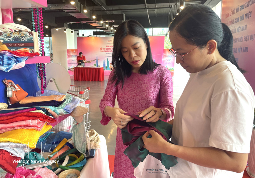 The domestic market, with over 100 million people, holds great potential for Vietnamese businesses. (Photo: VNA) 