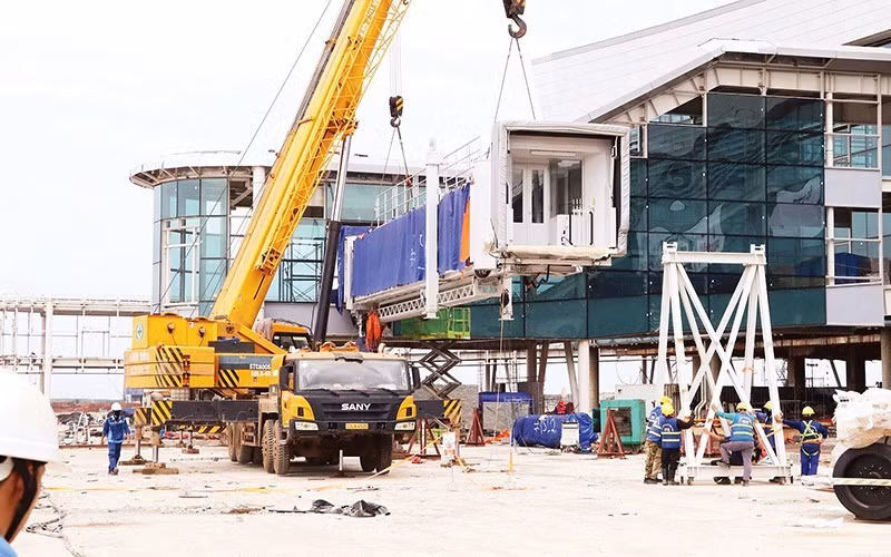 Construction underway on the passenger terminal’s jet bridge at Long Thanh Airport (Photo: nhandan.vn)