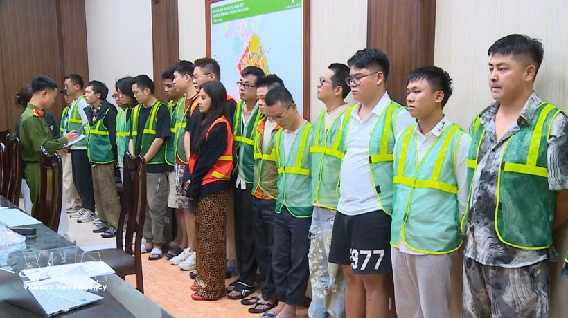 The suspects at the police station (Photo: VNA)