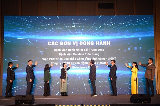 Delegates launch the clinical trials of the first oral antiviral drug to treat dengue fever and similar infectious diseases in Vietnam on March 5. (Photo courtesy of the organiser)