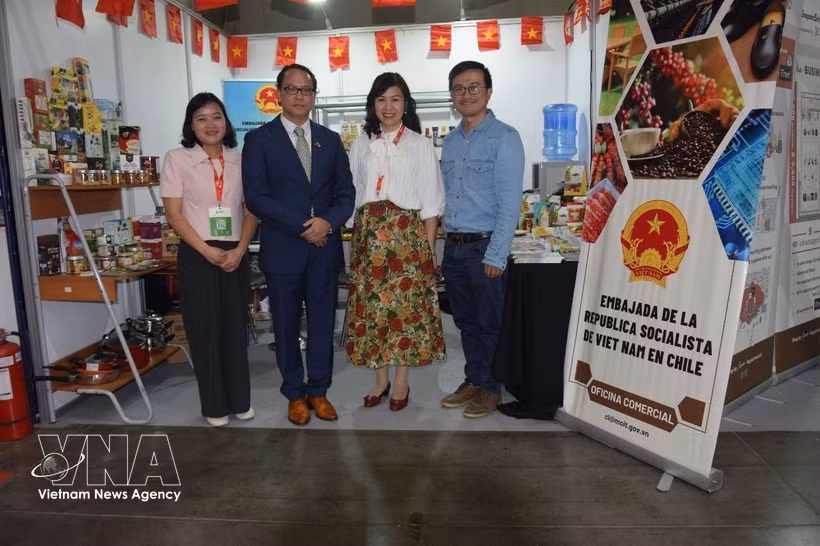 Vietnamese products are promoted at a trade fair in Chile in 2025. (Photo: VNA)
