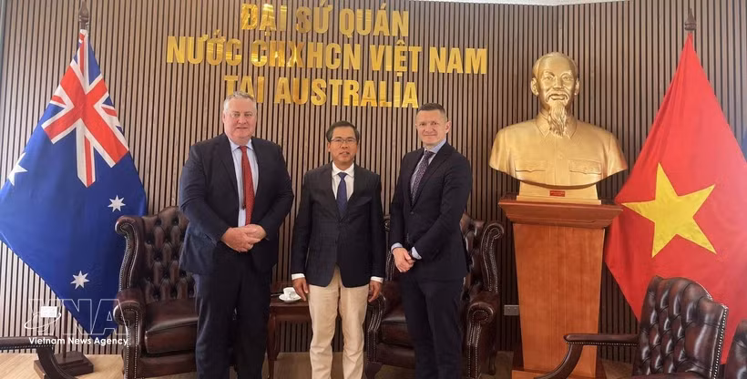 Vietnamese Ambassador to Australia Pham Hung Tam (centre) meets with Chairman of SunRice Group John Bradford (L) and its Communications Director Anthony McFarlane on May 27. (Photo: VNA)