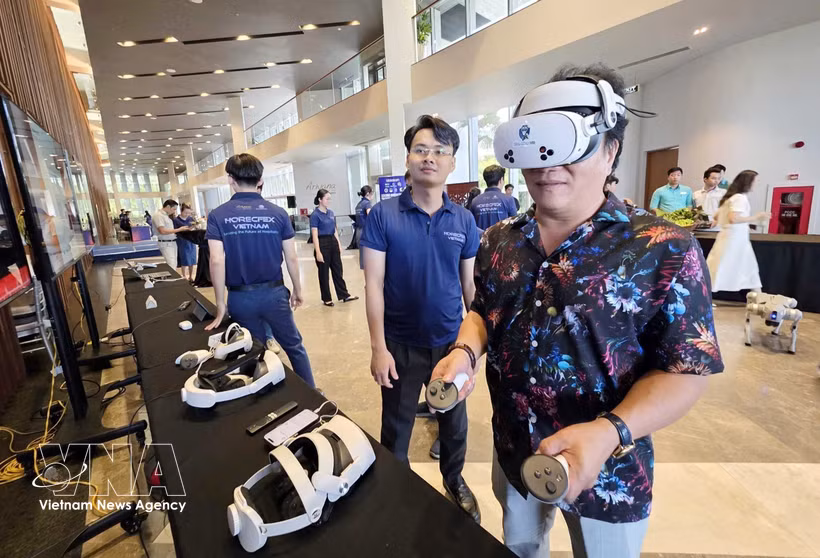 Delegates at a conference to announce the HORECFEX Vietnam 2026 experience virtual reality technologies serving the tourism industry at the Forum's launch event. (Photo: VNA)