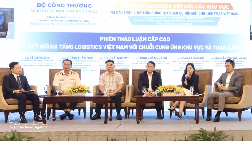Experts discuss ways to connect Vietnam's logistics sector with global logistics networks at the forum held in Ho Chi Minh City on July 24. (Photo: VNA)