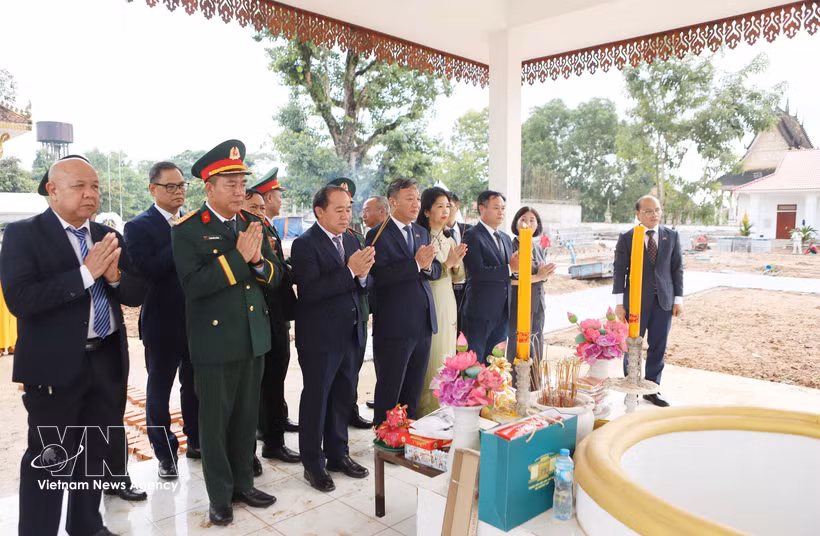 Vietnamese Ambassador to Laos Nguyen Minh Tam, Standing Member of the Vientiane provincial Party Committee Lammay Koutlavong, and other officials offer incense in tribute to fallen heroes at the Laos–Vietnam combatant alliance relic site in Keun village of Thoulakhom district, Vientiane province, on July 24. (Photo: VNA)