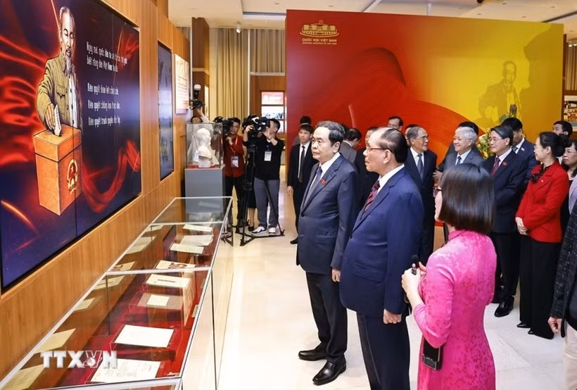 National Assembly Chairman Tran Thanh Man and delegates tour the Vietnam National Assembly Museum (Photo: VNA)