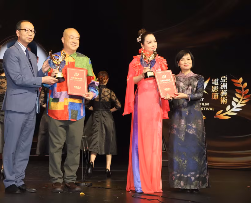 Consul General in Hong Kong and Macau Le Duc Hanh (right) and Vietnamese Cultural Ambassador to the AAFF Mai Thu Huyen (second, right) at the awards ceremony. (Photo: VNA)