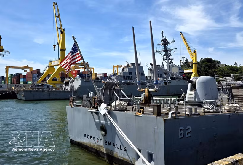 The guided-missile cruiser USS Robert Smalls (CG 62) and the guided-missile destroyer USS Shoup (DDG 86) dock at Tien Sa Port in Da Nang city. (Photo: VNA)