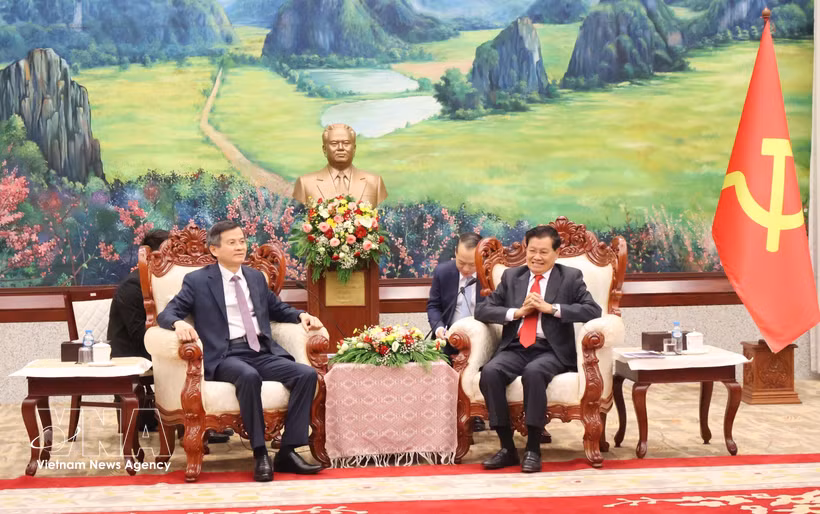 Party General Secretary and President of Laos Thongloun Sisoulith (R) and President of the Ho Chi Minh National Academy of Politics Doan Minh Huan at their meeting in Vientiane on August 6 (Photo: VNA)