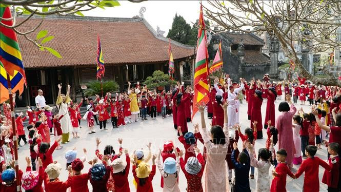 Students from Viet Tri city learn about Xoan singing with traditional Xoan artisans at Hung Lo communal house. (Photo: VNA)