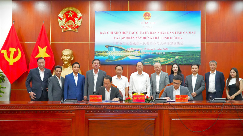 Chairman of the People's Committee of Ca Mau province, Lu Quang Ngoi (left), and founder of China's Pacific Construction Group Yan Jiehe, sign a memorandum of cooperation. (Photo: VNA)