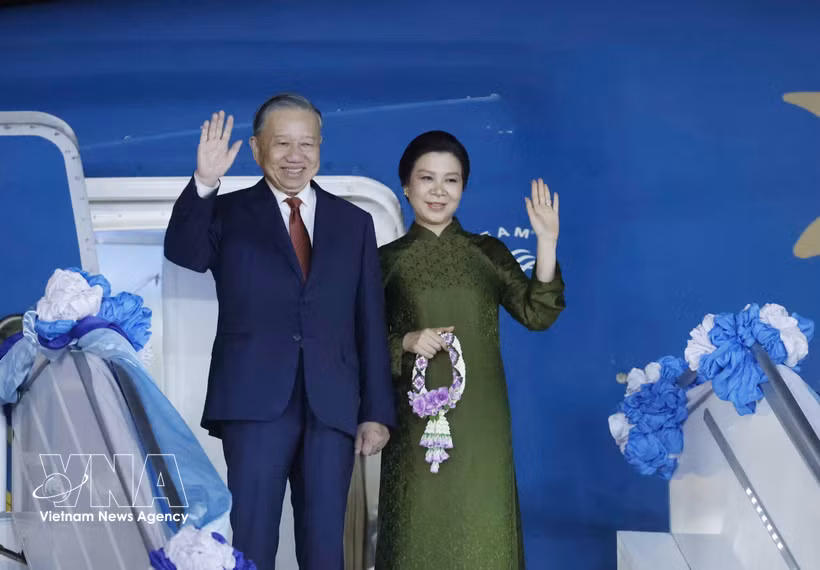 General Secretary of the Communist Part of Vietnam Central Committee and State President To Lam and his spouse, Ngo Phuong Ly, at Don Mueang International Airport on May 28, as they concluded their visit to Thailand and departed for Singapore. (Photo: VNA)
