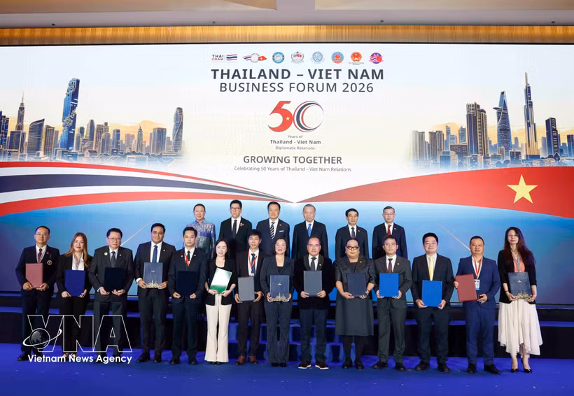 General Secretary of the Communist Party of Vietnam Central Committee and State President To Lam and Thai Prime Minister Anutin Charnvirakul witness the exchange of cooperation agreements between businesses from the two countries. (Photo: VNA)