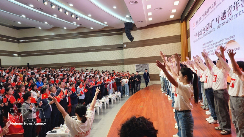 Vietnamese and Chinese youth, along with guests, sing “Vietnam–China" song by renowned composer Do Nhuan. (Photo: VNA)