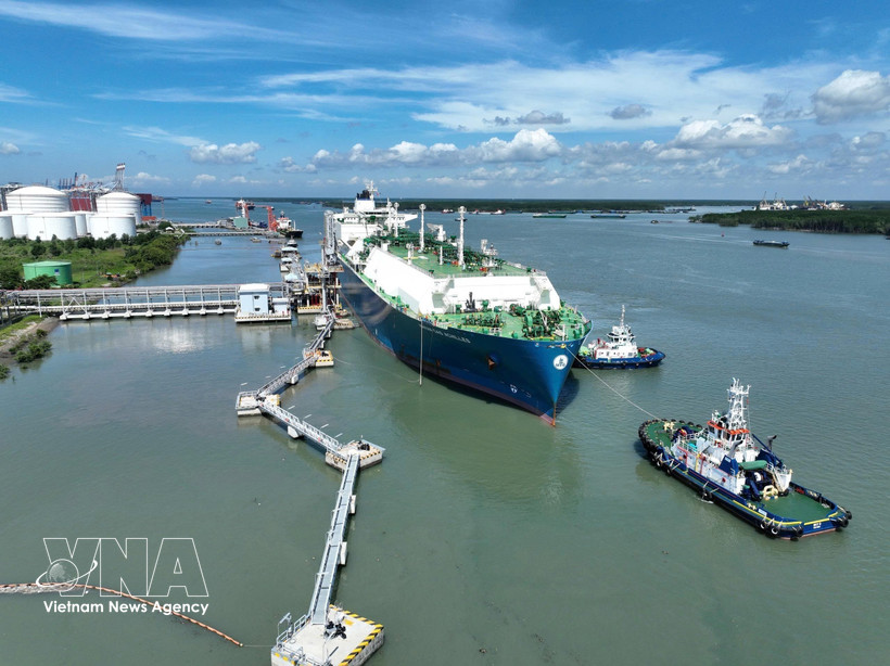 An LNG tanker docks at the Thi Vai LNG terminal in Ho Chi Minh City (Photo: VNA)