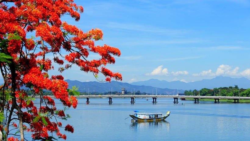 The romantic beauty of the Huong (Perfume) River. (Photo: VNA)